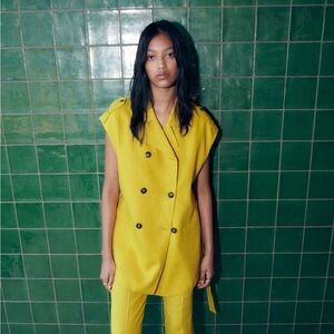 Sleeveless Linen Blazer